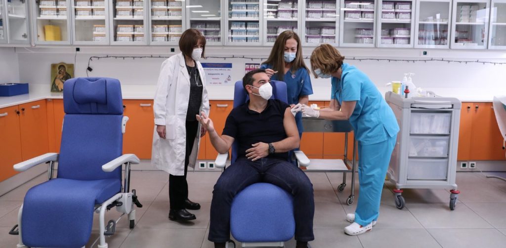 «Πόλεμος» ΣΥΡΙΖΑ – κυβέρνησης για τον εμβολιασμό υπουργών –  Α.Τσίπρας: «Επιτελικό ρουσφέτι οι ουρές των υπουργών»