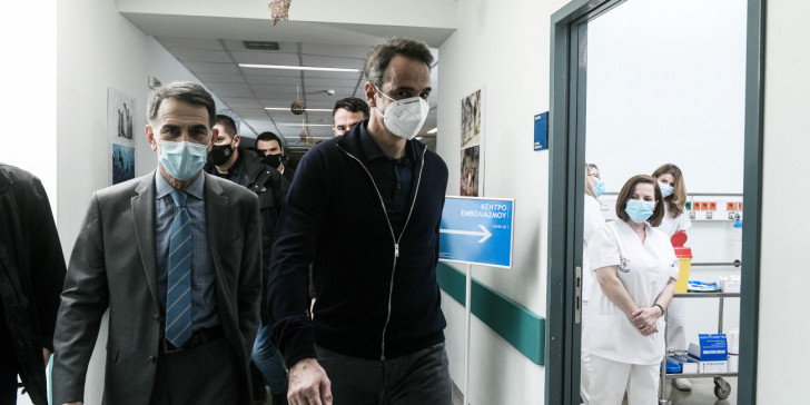 Στο ΚΥ Περιστερίου ο Κ.Μητσοτάκης – «Το εμβόλιο η αρχή του τέλους της πανδημίας» (upd)