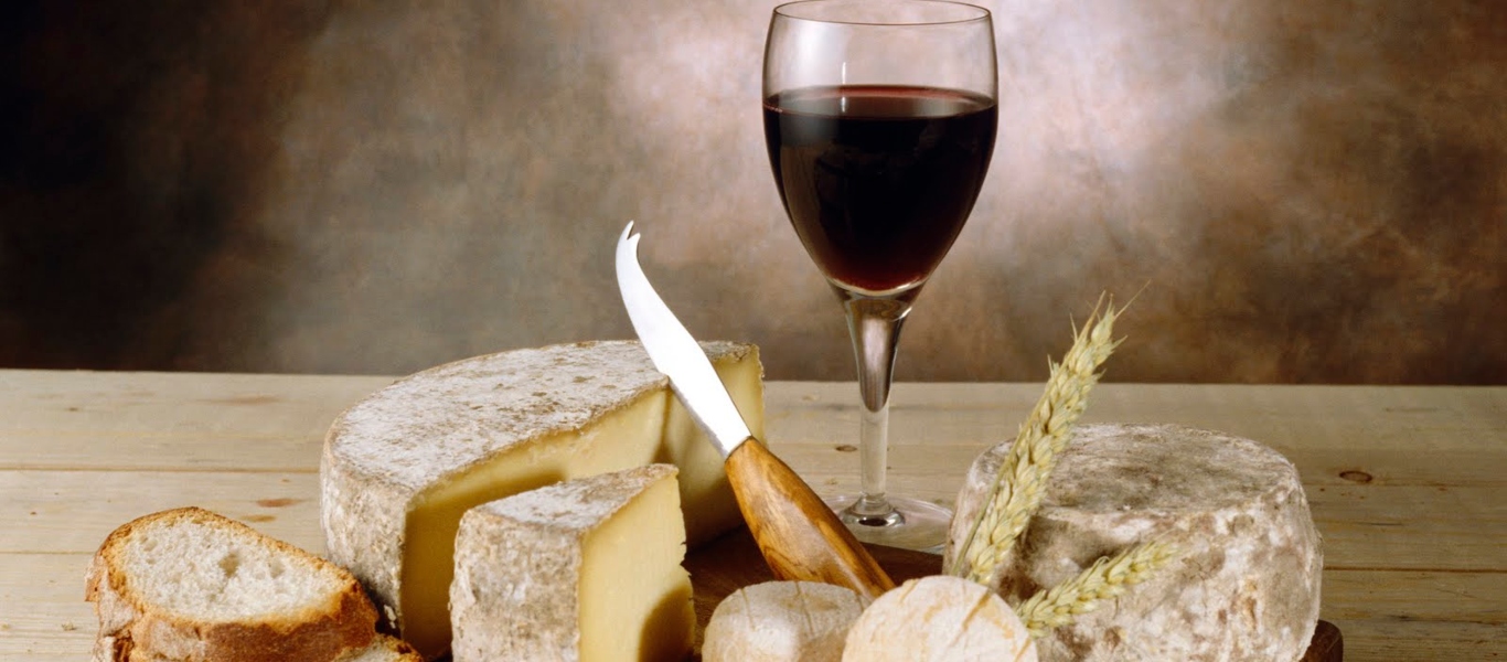 Αυτός είναι ο λόγος που το κρασί και το τυρί ταιριάζουν τόσο ιδανικά