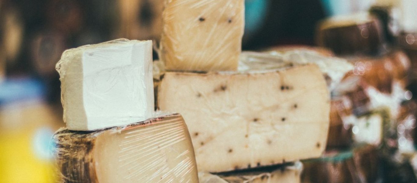 Αν τυλίγετε με μεμβράνη το τυρί και το βάζετε στο ψυγείο πρέπει να το σταματήσετε αμέσως