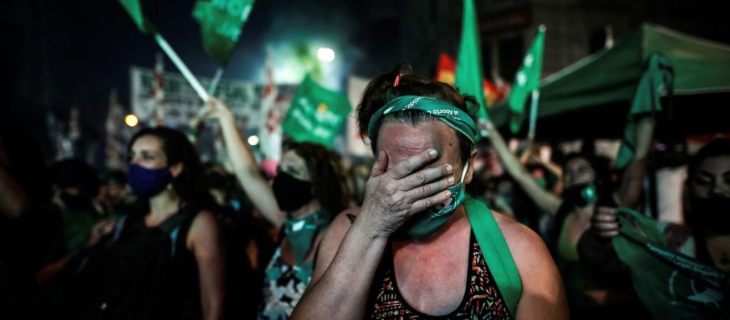Νομιμοποιήθηκαν οι αμβλώσεις στην Αργεντινή – Στους δρόμους χιλιάδες γυναίκες