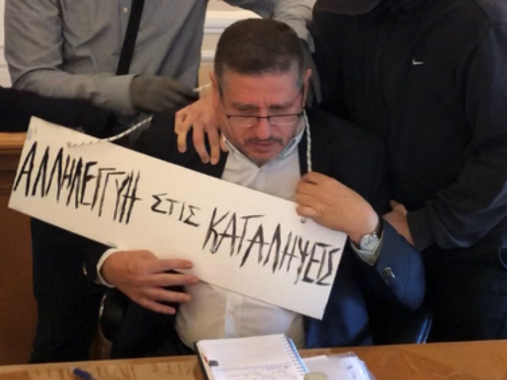 Φωτογραφία-ντοκουμέντο: Η στιγμή που ένας εκ των δραστών της επίθεσης κατά του πρύτανη μπαίνει στην ΑΣΟΕΕ