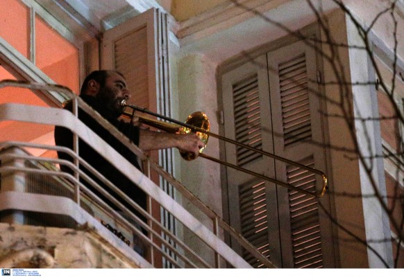 Θεσσαλονίκη: Οι δυνάμεις ασφαλείας διέλυσαν διαμπαλκονική συναυλία (φώτο)