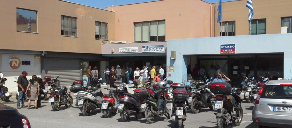 Ένταση στην εφορία Ηρακλείου – Άγνωστοι επιτέθηκαν στο κτήριο με βαριοπούλες