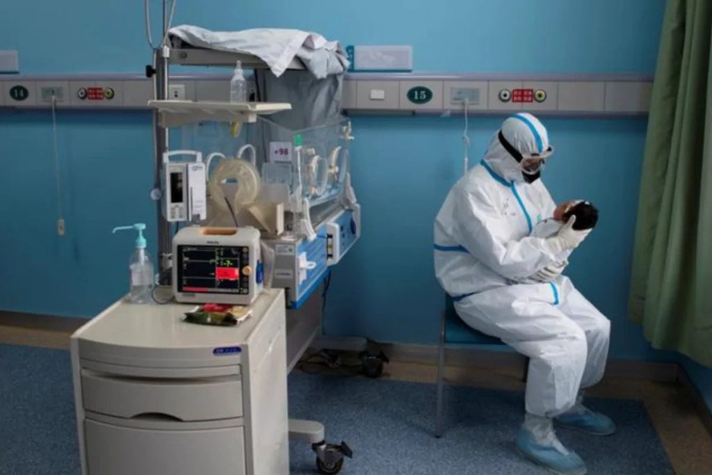 Νοσηλευτής στην Ινδονησία είχε ερωτικές περιπτύξεις με άνδρα ασθενή του κορωνοϊού στο… μπάνιο του νοσοκομείου