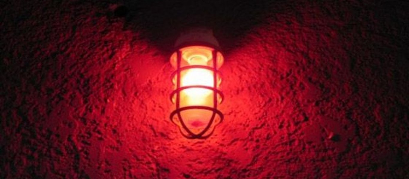 Κόκκινο φως: Tι είναι και ποια τα οφέλη για τον οργανισμό μας