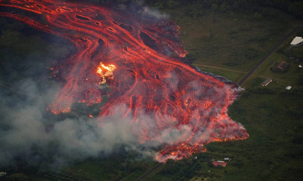 Χαβάη: Εντυπωσιακές εικόνες από τα πύρινα ποτάμια του ηφαιστείου Κιλαουέα (βίντεο)