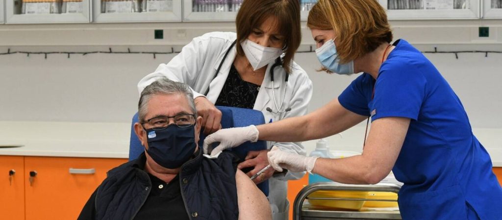 Το Τwitter έστησε «γλέντι» γύρω από τον εμβολιασμό του Δ.Κουτσούμπα –  «Συμβολικά το έκανε στο αριστερό;»