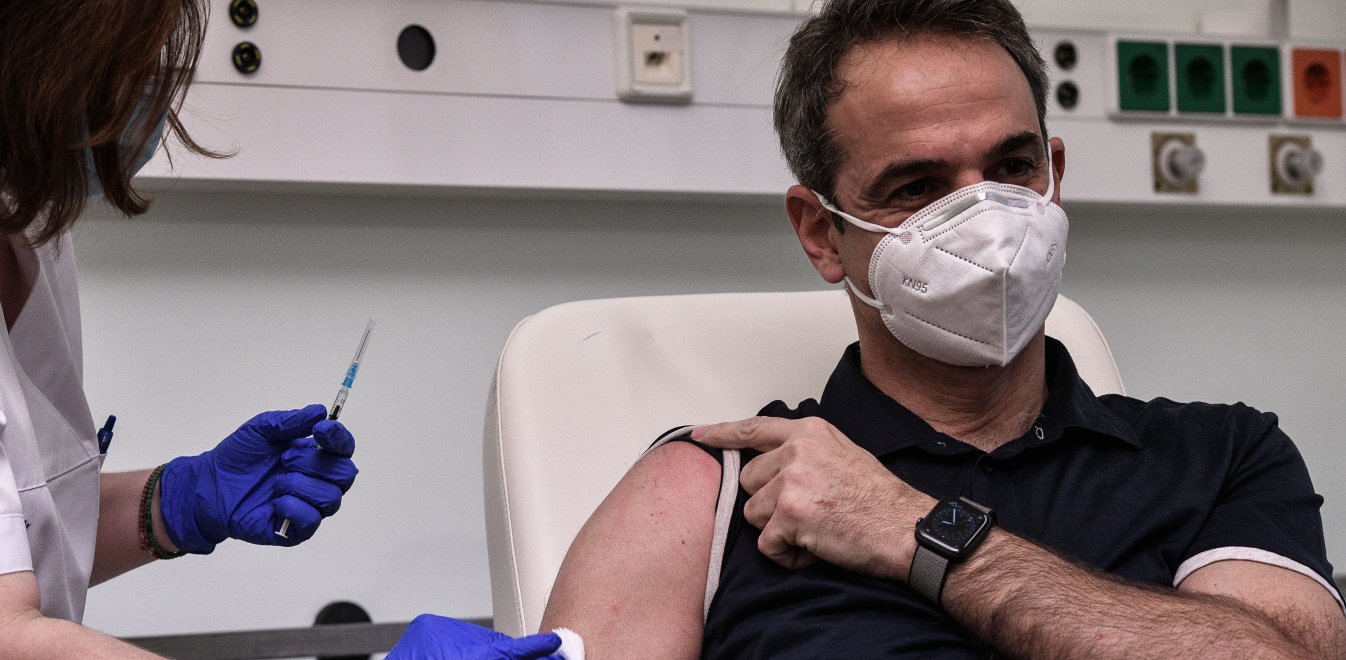 Politico: «Αντιδράσεις στην Ελλάδα για τον εμβολιασμό των πολιτικών πριν από γιατρούς» (φώτο)