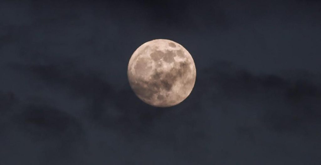 Το 2020 μας αποχαιρετά με την «Ψυχρή Πανσέληνο» – Η φωτεινότητά της θα φτάσει στο 100% (φώτο)