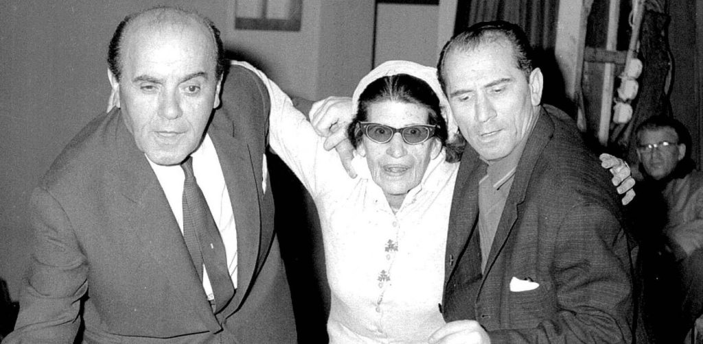 Σπάνιο υλικό από το 1965: Γ.Βασιλειάδου, Β.Αυλωνίτης & Ν.Ρίζος κόβουν μαζί βασιλόπιτα (φώτο)