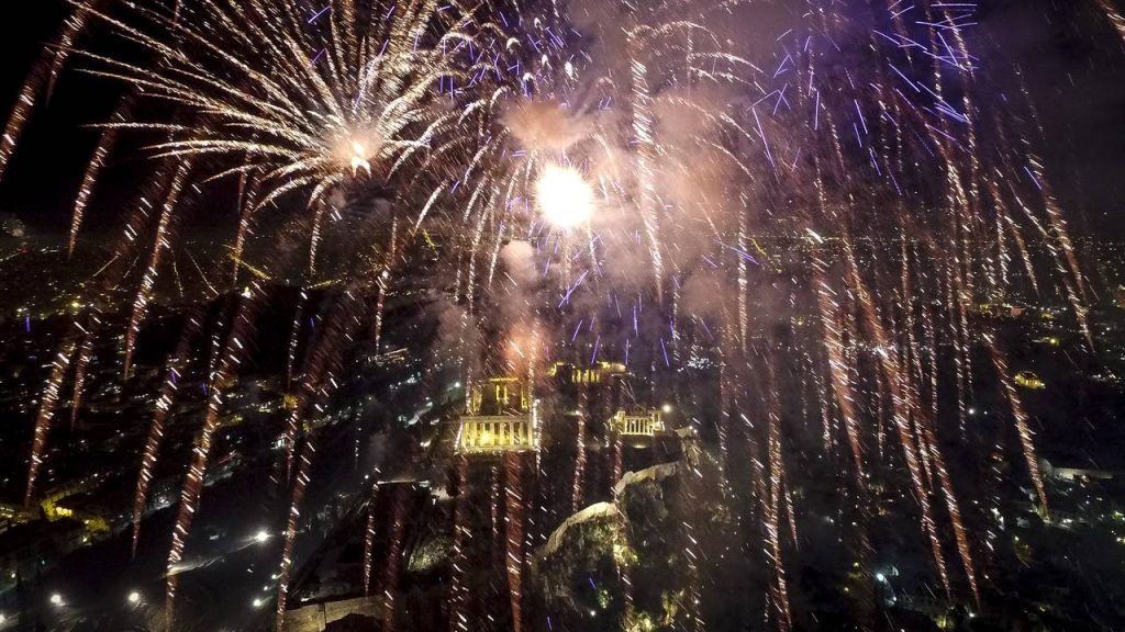 Παραμονή Πρωτοχρονιάς: Τα πιο περίεργα έθιμα στον κόσμο