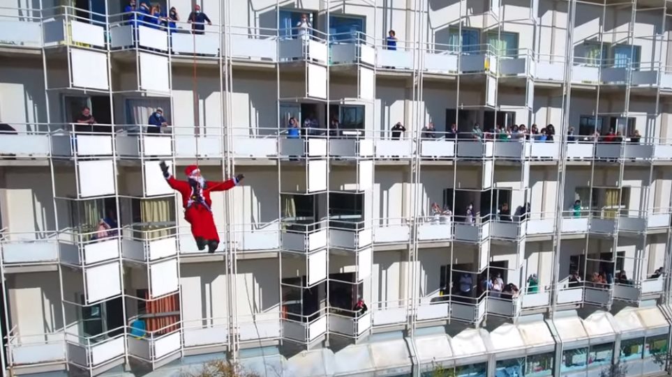 Ο Άγιος Βασίλης κατέβηκε με… σκοινιά στο ΠΑΓΝΗ της Κρήτης (βίντεο)