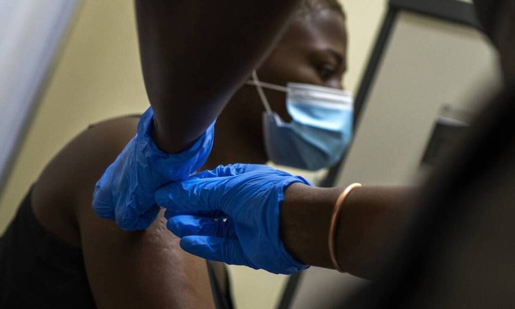 CDC: Παγκόσμια «ηθική καταστροφή» αν η Αφρική λάβει εμβόλια με καθυστέρηση