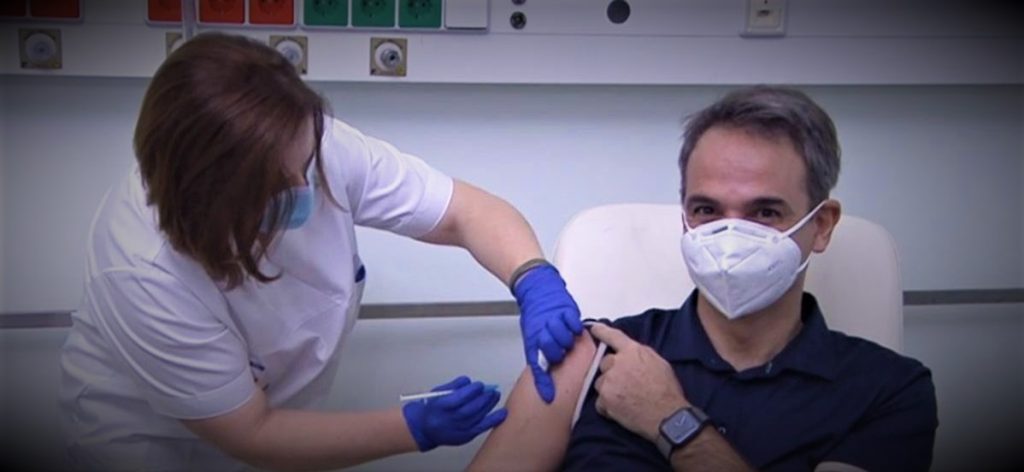 Τα ελάχιστα εμβόλια έφεραν κυβερνητική κρίση – Οι «μανδαρίνοι», οι εμβολιασμοί-σόου και ο ανασχηματισμός