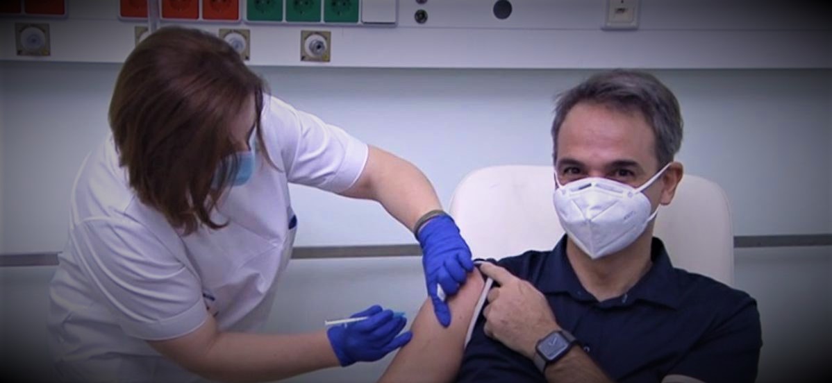 Τα ελάχιστα εμβόλια έφεραν κυβερνητική κρίση – Οι «μανδαρίνοι», οι εμβολιασμοί-σόου και ο ανασχηματισμός