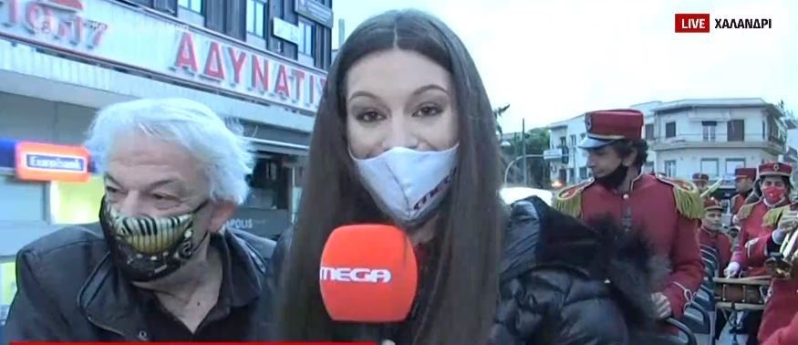 Χαλάνδρι: Η φιλαρμονική βγήκε να πει τα κάλαντα και παραλίγο να τους χτυπήσει… δέντρο (βίντεο)