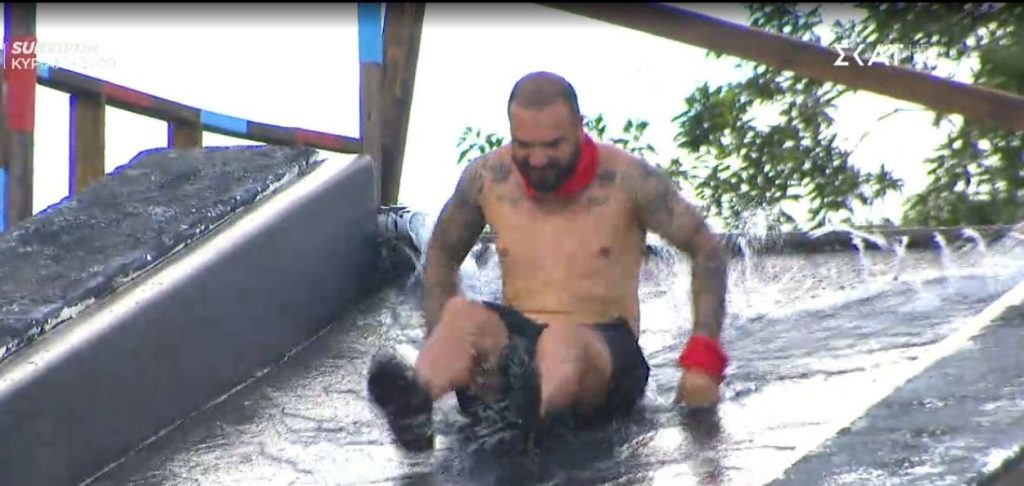 Survivor: «Τρέλανε» το περπάτημα του Τριαντάφυλλου στην τσουλήθρα το Twitter – «Αυτός και ο Χριστός»