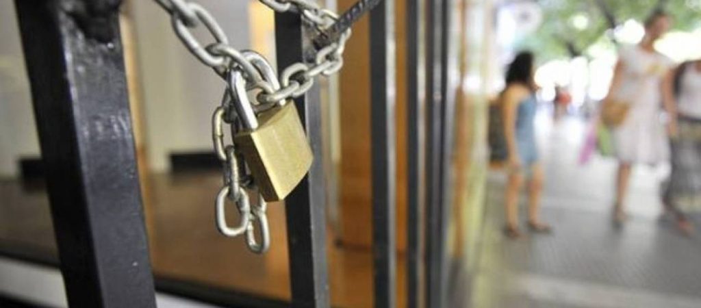 Στα όρια τους οι επιχειρηματίες: Έμπορος πέταξε κοσμήματα on air – «Ποιος θα πληρώσει τους λογαριασμούς;» (βίντεο)