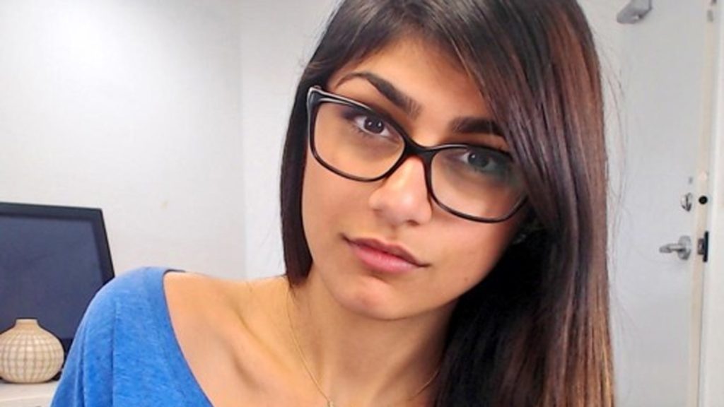 Η Mia Khalifa πόζαρε topless και απέδειξε ότι έχει ακόμα… «ταλέντο» (φωτο)