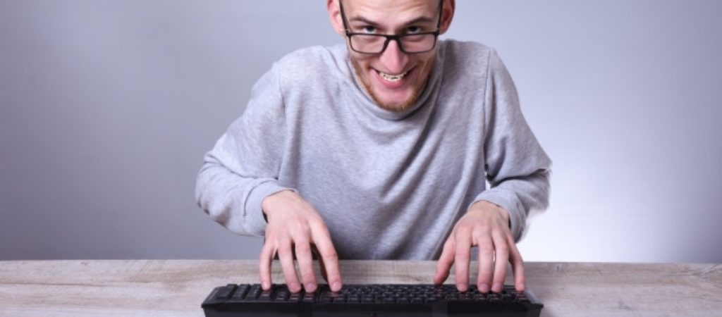 Τα φαινόμενα απατούν: Κομπιουτεράκιας ισοπεδώνει ληστή που τον απειλεί με μαχαίρι (βίντεο)