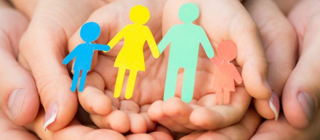 Μηνιαίο επίδομα από 300 έως και 1.000 ευρώ σε όσους γίνουν ανάδοχοι γονείς – Τα δικαιολογητικά