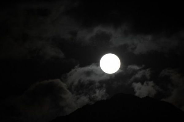 Εντυπωσιακές εικόνες από την «Ψυχρή Πανσέληνο» – Έκανε τη νύχτα… «μέρα» (φώτο)