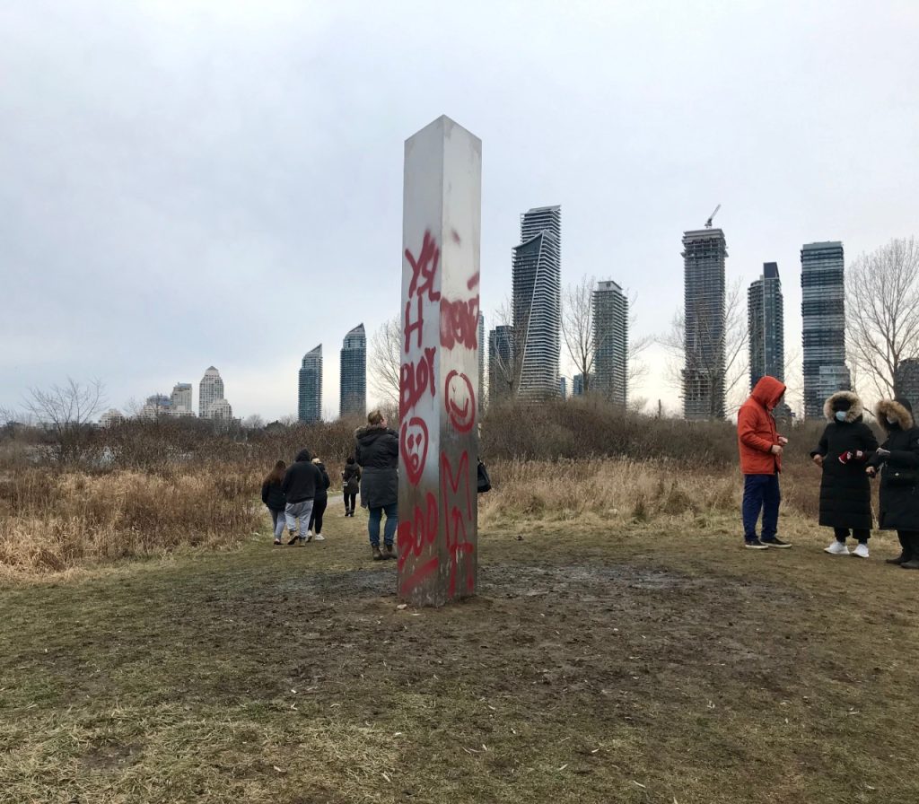 Συνεχίζεται το μυστήριο με τον μεταλλικό μονόλιθο: Βρέθηκε και στον Καναδά (βίντεο)