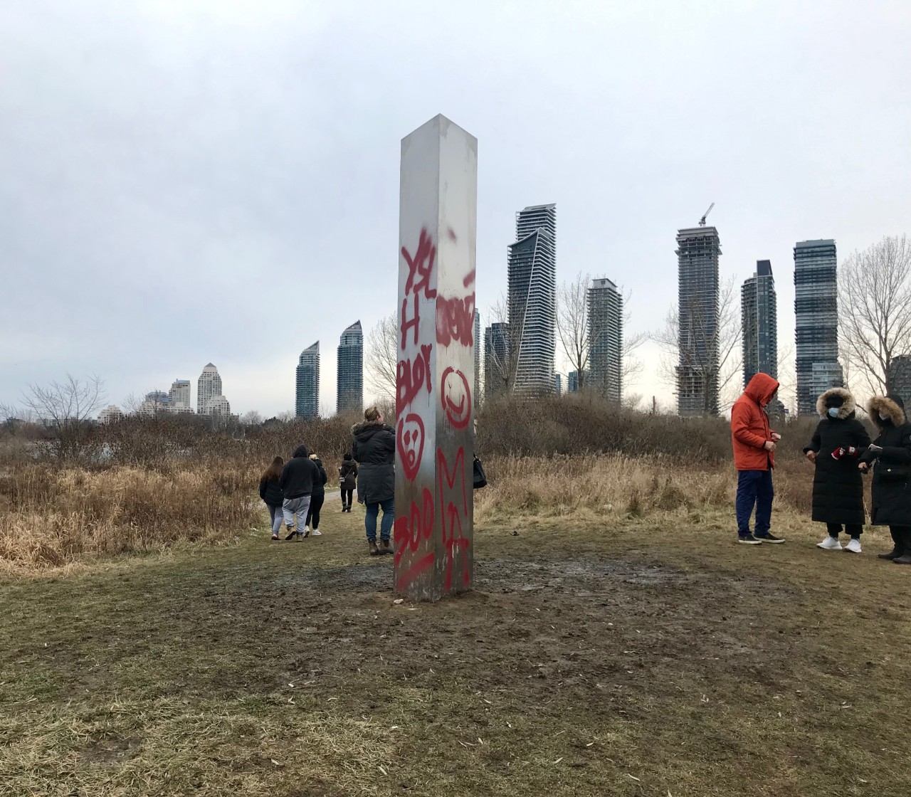 Συνεχίζεται το μυστήριο με τον μεταλλικό μονόλιθο: Βρέθηκε και στον Καναδά (βίντεο)