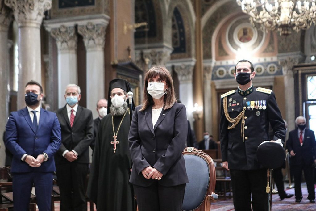 Κ.Σακελλαροπούλου: Αρνήθηκε να προσκυνήσει τον Σταυρό στην Μητρόπολη! (βίντεο)