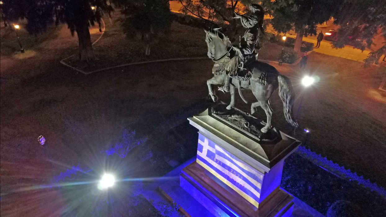 Ναύπλιο: Με την ελληνική σημαία «ντύθηκε» το άγαλμα του Κολοκοτρώνη (φώτο)
