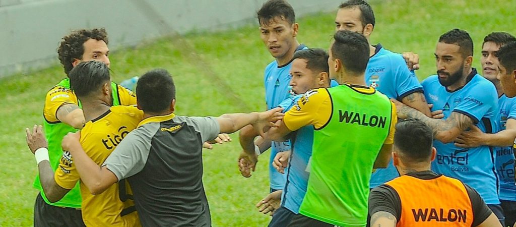 Βολιβία: Ποδοσφαιρικός αγώνας μετατράπηκε σε ρινγκ – Οπαδοί εισέβαλαν στο γήπεδο και προκάλεσαν σοβαρά επεισόδια