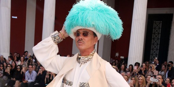 Λάκης Γαβαλάς: Πόζαρε στον Εθνικό Κήπο με ροζ ταγιέρ και ξανθιά περούκα (φωτο)