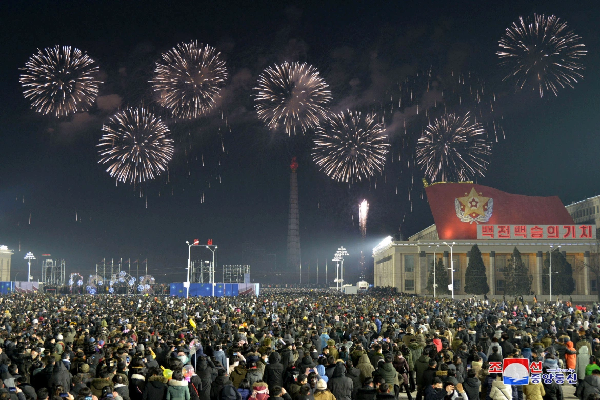 Σοκάρει η σύγκριση Β.Κορέας με Ελλάδα: Οι Βορειοκορεάτες γιόρτασαν ελεύθερα το 2021 – «Κλειδωμένοι» οι Έλληνες (φώτο)