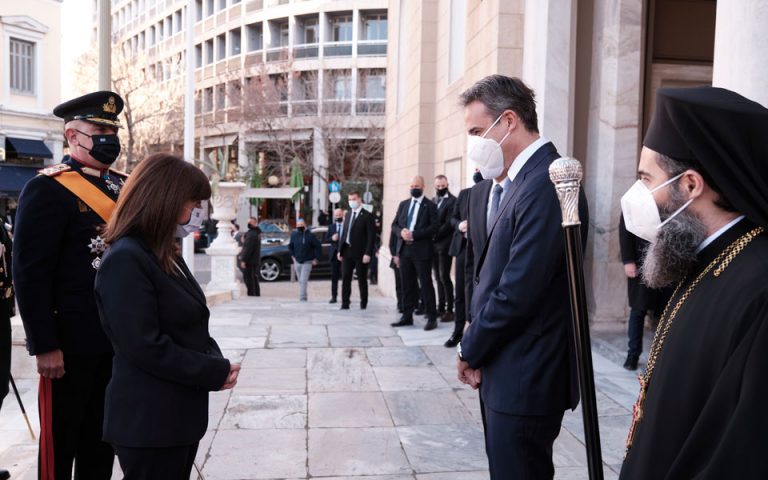 Ο Γ.Πατούλης δίπλα στον πρωθυπουργό στη Μητρόπολη (φωτο)