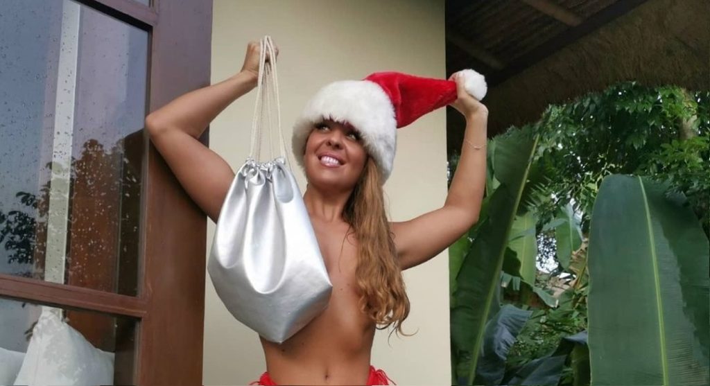 Χριστίνα Πάζιου: Ποζάρει μόνο με… το σκουφί του Άγιου Βασίλη (φώτο)