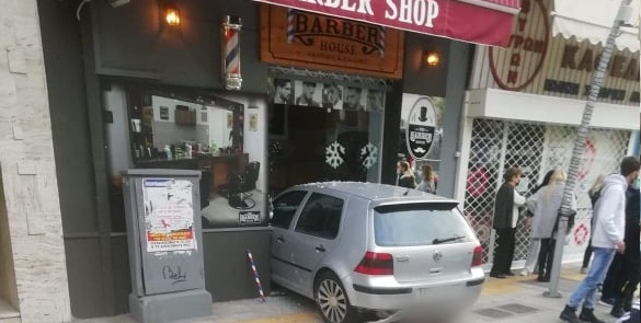 Οδηγός στον Κορυδαλλό «μπούκαρε» με το αυτοκίνητο σε κουρείο (φώτο)