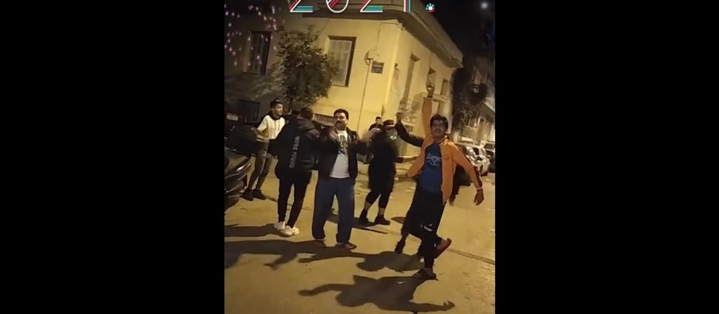 Πρωτοχρονιά με τους Έλληνες στα σπίτια και τους παράνομους μετανάστες να το γλεντάνε έξω (βίντεο)