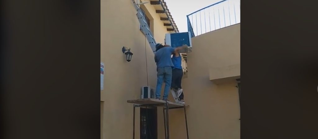 Βίντεο: Μάστορες για… τα κλάματα – Πήγαν να βάλουν ένα κλιματιστικό και έπεσαν από την σκαλωσιά