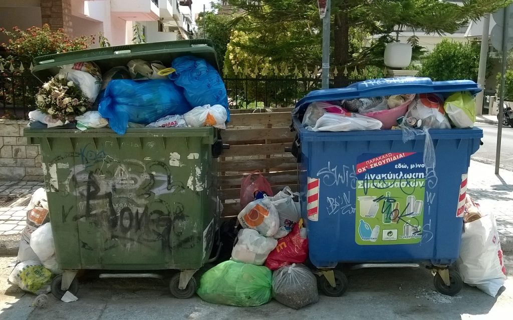 Συνήθειες που θεωρούμε λάθος μόνο όταν τις κάνουν οι άλλοι