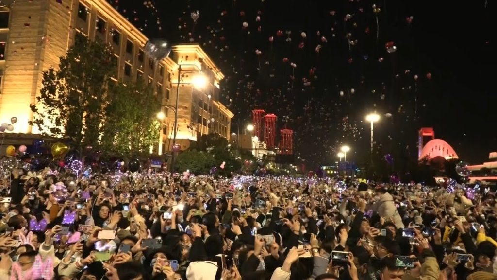 H μετά-κορωνοϊό ή «νέα» Γουχάν – «Ελεύθεροι» να γλεντήσουν αφού ήταν «ψηφιακά ελεγμένοι»