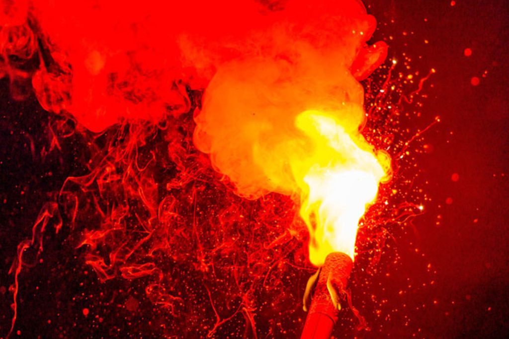 Πήρε «φωτιά» η Καλαμαριά – Υποδέχθηκαν το 2021 με καπνογόνα (βίντεο)