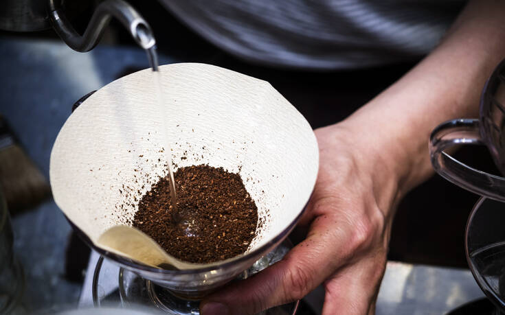 Το απόλυτο τρικ για να γίνει πιο εύγευστος ο καφές φίλτρου (βίντεο)