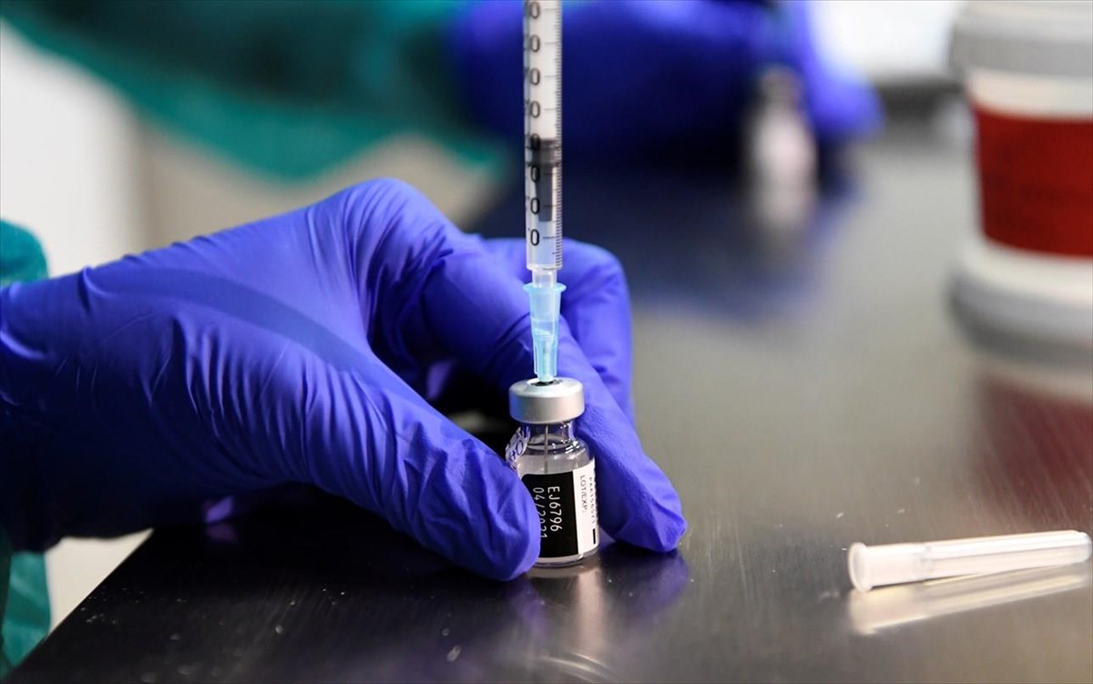 Καταγγελία του ΓΓ της ΟΕΝΓΕ: «Ακυρώθηκαν 470 εμβολιασμοί υγειονομικού προσωπικού με “άνωθεν εντολή”»