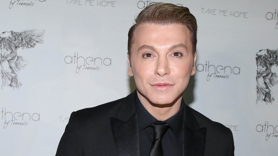 Ο Τάκης Ζαχαράτος αναπαριστά τη συνεννόηση Άννας Βίσση – Δέσποινας Βανδή και «ρίχνει» το Instagram (φωτο)