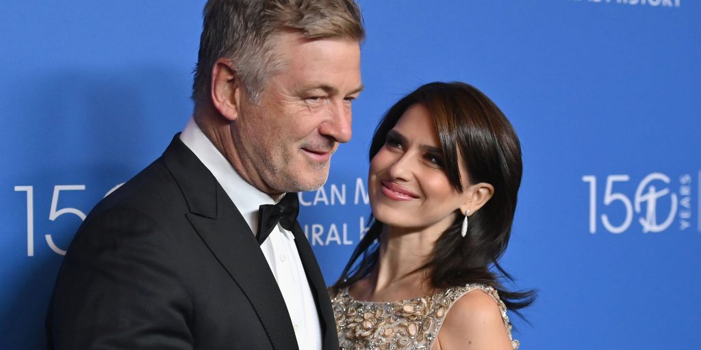 Διεθνώς ρεζίλι η σύζυγος του Άλεκ Μπάλντουιν – Παρίστανε ότι ήταν Ισπανίδα και παραδέχτηκε ότι είναι… λευκή!