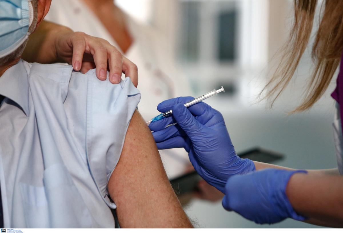 Υποδιοικητής νοσοκομείου της Αθήνας εμβολιάστηκε με εμβόλιο mRNA και μπήκε στην εντατική σε κρίσιμη κατάσταση