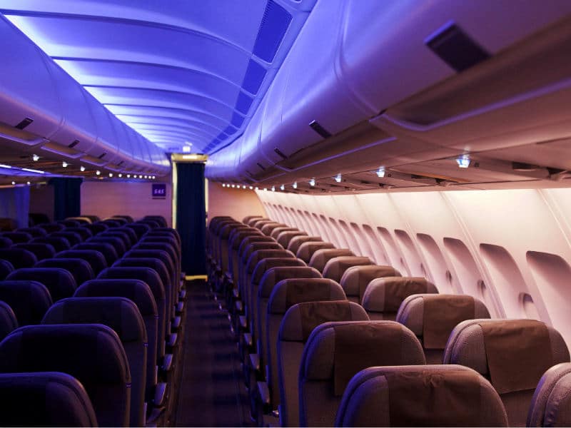 Έχετε αναρωτηθεί; – Γιατί χαμηλώνει ο φωτισμός στο αεροπλάνο πριν την απογείωση και την προσγείωση;