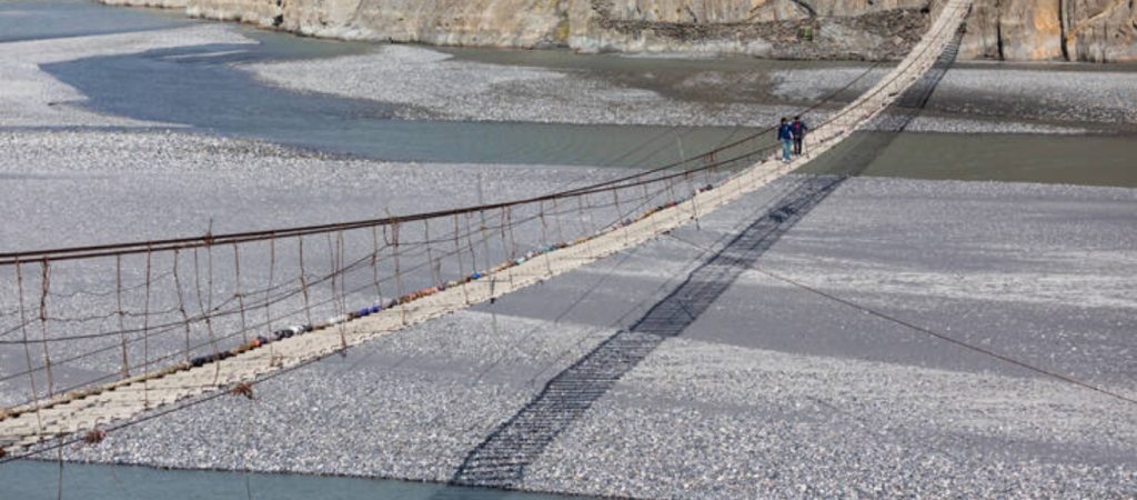 Ξύλινη γέφυρα στο Βόρειο Πακιστάν που «κόβει» την… ανάσα (βίντεο)