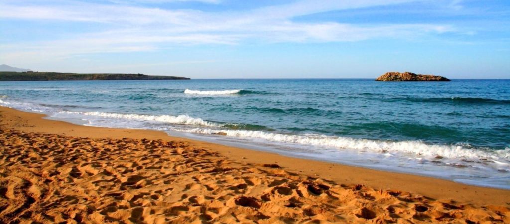 Αψήφησαν το κρύο οι Κρητικοί – Ξεχύθηκαν στις παραλίες του Ηρακλείου (φώτο)